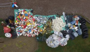 Drone photo of trash in front of Brasseux d'la Côte | Photo par un drone des déchets en face de Brasseux d'la Côte